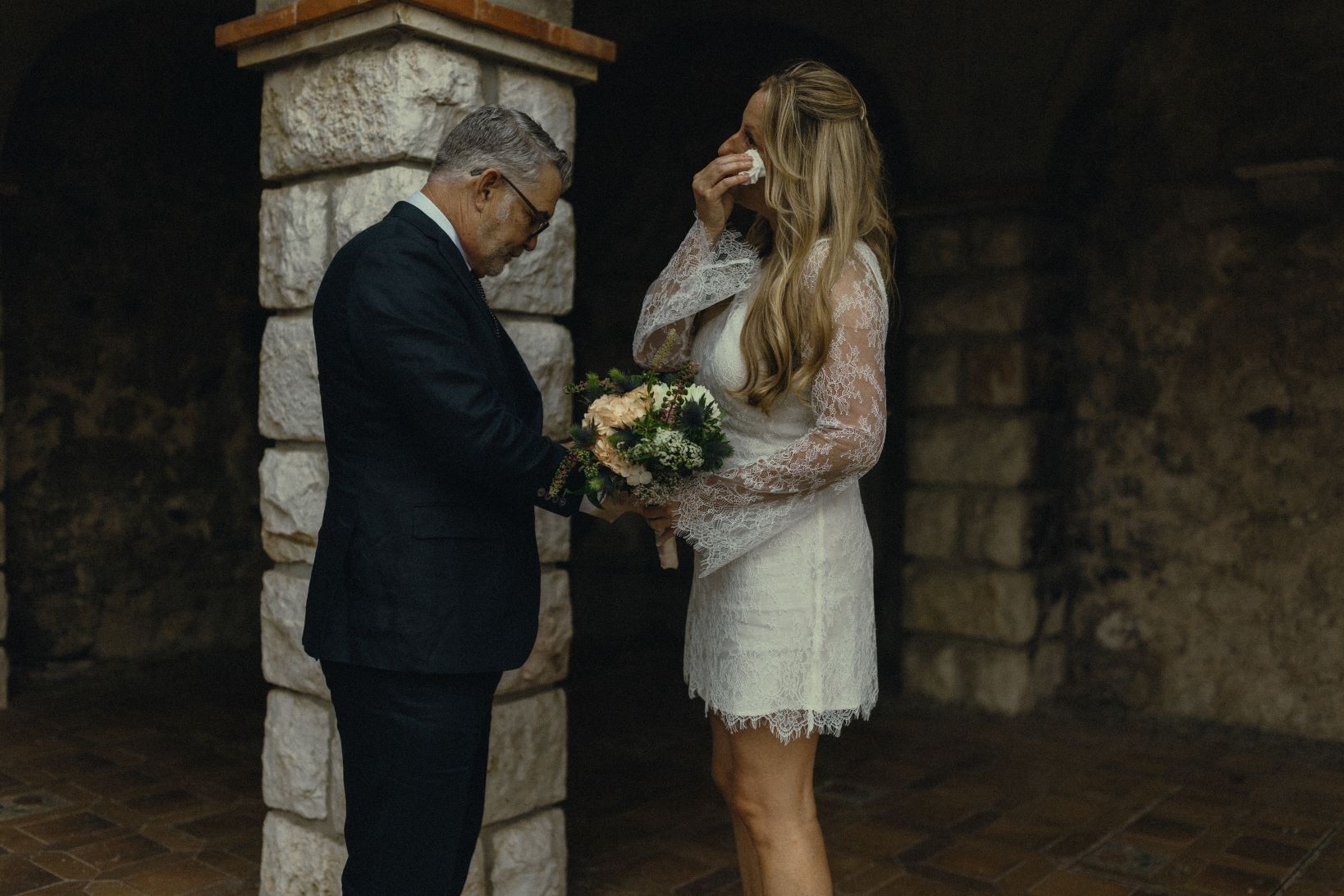 Couple de dos le soir, l'homme arrange la robe de la femme